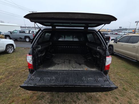 Used 2017 Nissan Titan SV image 14