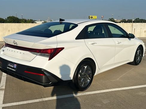 Used 2024 Hyundai Elantra SEL FWD image 12