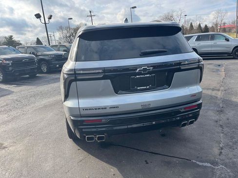 Used 2025 Chevrolet Traverse RS image 4