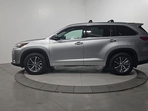 Used 2017 Toyota Highlander XLE image 2
