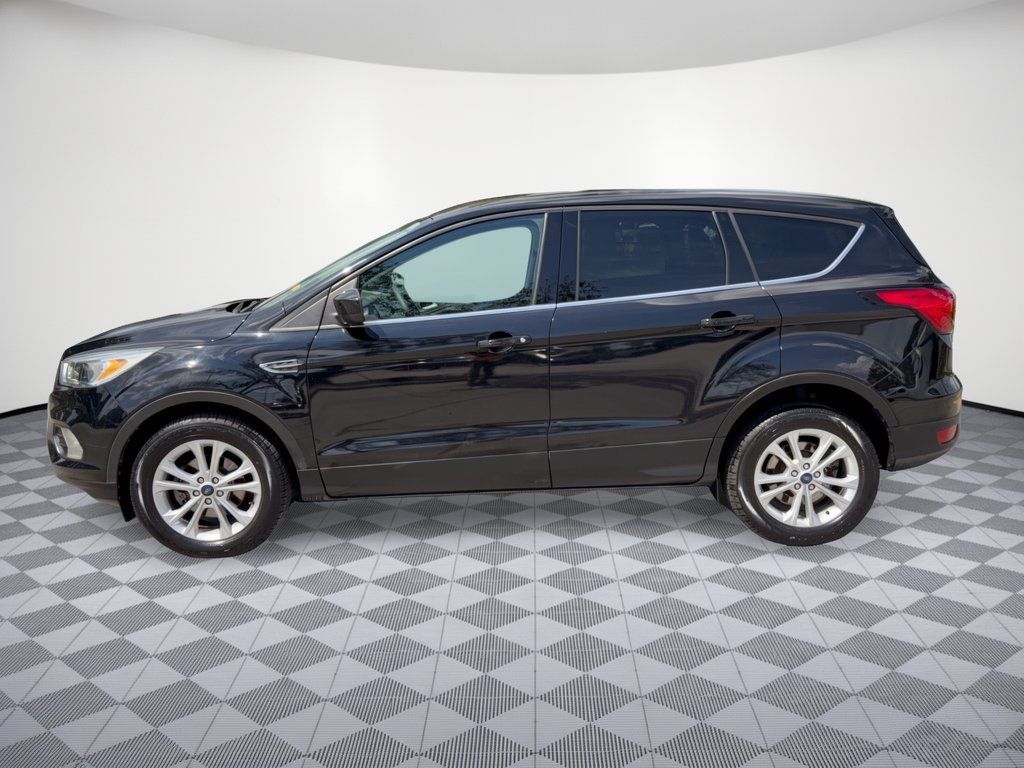 Used 2019 Ford Escape SE FWD image 2
