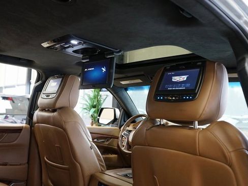 Used 2017 Cadillac Escalade Platinum image 3