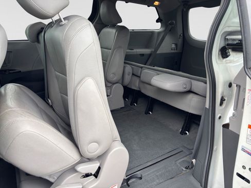 Used 2016 Toyota Sienna XLE Premium FWD image 39