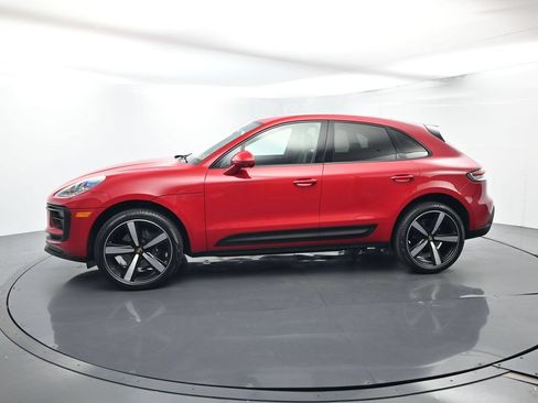 Certified 2025 Porsche Macan AWD/4WD image 2