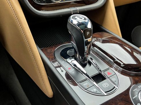 Used 2017 Bentley Bentayga image 37