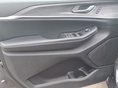 Used 2023 Jeep Grand Cherokee L Limited AWD/4WD image 8