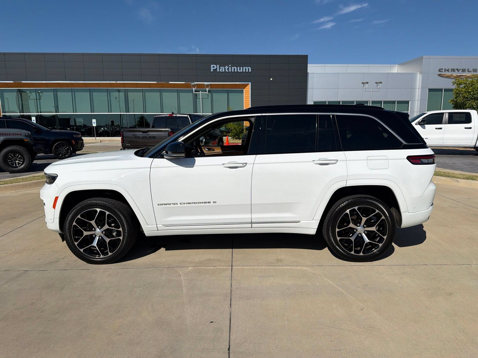 Used 2025 Jeep Grand Cherokee Summit AWD/4WD image 2