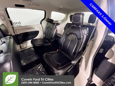 Used 2024 Chrysler Pacifica Touring-L image 28