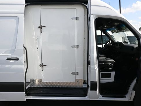 Used 2024 Mercedes-Benz Sprinter 2500 image 25