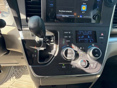 Used 2015 Toyota Sienna LE FWD image 16