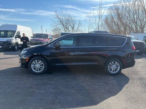 New 2026 Chrysler Pacifica Select AWD/4WD image 2