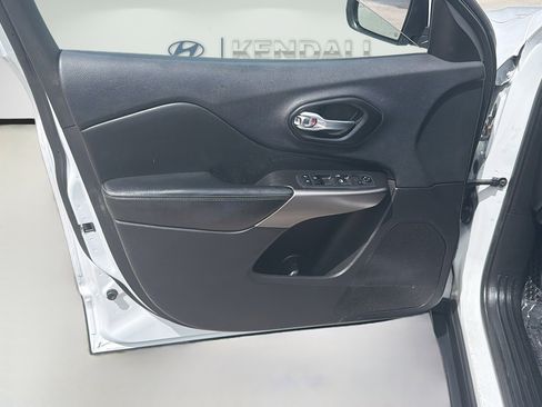 Used 2019 Jeep Cherokee Latitude w/ Popular Appearance Group AWD/4WD image 18