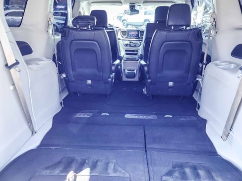 Used 2017 Chrysler Pacifica Touring-L w/ Tire & Wheel Group FWD image 17
