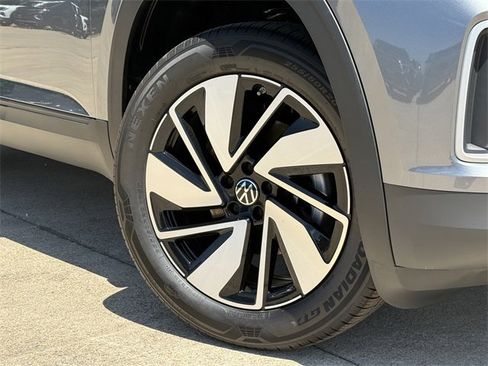 Certified 2025 Volkswagen Atlas SE image 2
