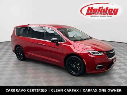 Used 2025 Chrysler Pacifica Select