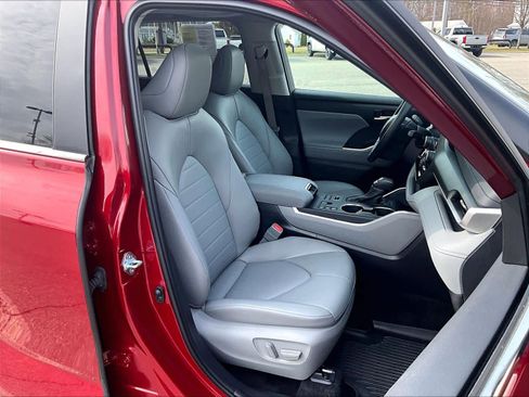 Used 2024 Toyota Highlander XLE image 11