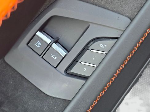 Used 2025 Lamborghini Urus SE AWD/4WD image 39