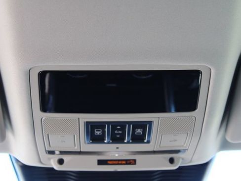 Used 2024 Land Rover Discovery S AWD/4WD image 16