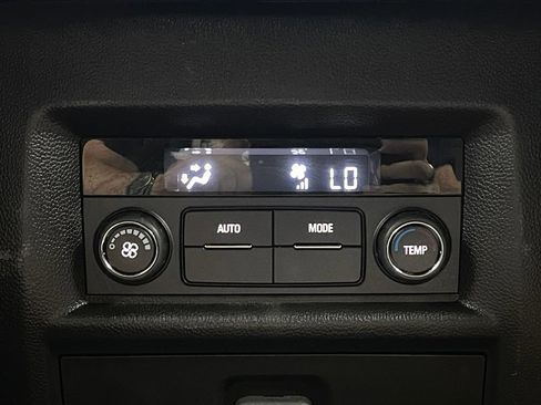 Used 2023 Chevrolet Traverse LT FWD image 6