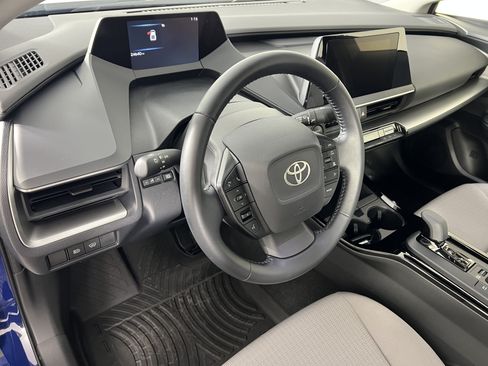 Used 2025 Toyota Prius LE AWD/4WD image 17