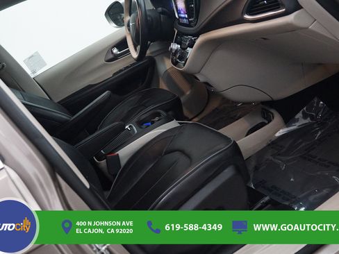 Used 2017 Chrysler Pacifica Limited w/ Advanced Safetytec Group FWD image 8