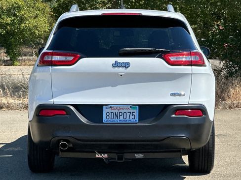 Used 2018 Jeep Cherokee Latitude FWD image 8
