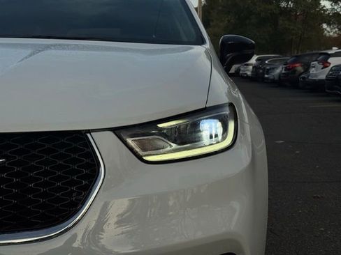 Certified 2024 Chrysler Pacifica Touring-L image 8