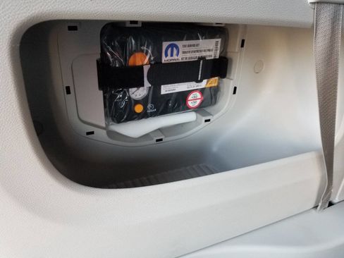 Used 2018 Chrysler Pacifica Touring-L image 23