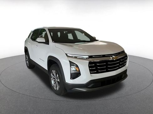 Used 2025 Chevrolet Equinox LT image 3