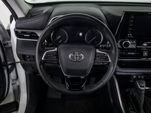 Used 2021 Toyota Highlander XLE FWD image 28