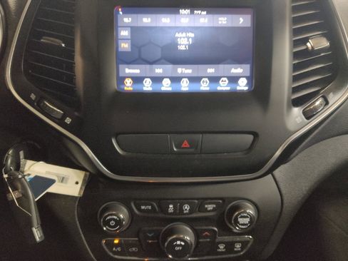 Used 2019 Jeep Cherokee Latitude w/ Popular Appearance Group FWD image 25