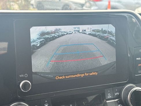 Used 2024 Toyota Highlander LE image 23