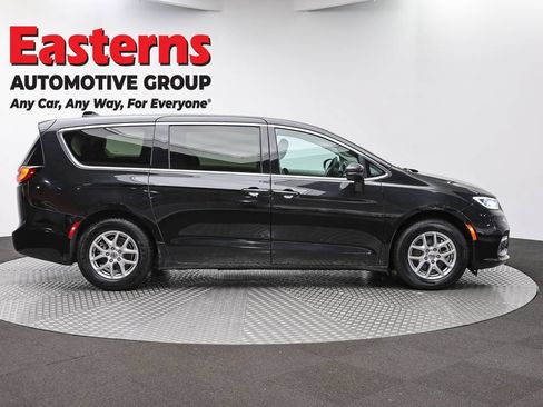 Used 2023 Chrysler Pacifica Touring-L FWD image 4