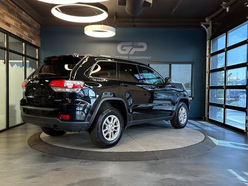 Used 2019 Jeep Grand Cherokee Laredo w/ Security & Convenience Group AWD/4WD image 3