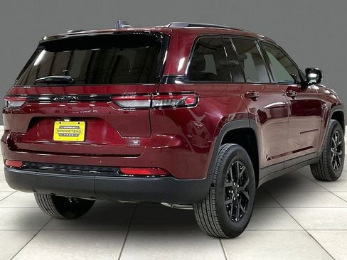 Used 2025 Jeep Grand Cherokee Altitude AWD/4WD image 12