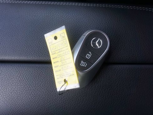 Used 2024 Mercedes-Benz GLC 300 4MATIC image 30