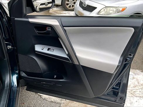 Used 2018 Toyota RAV4 LE image 21
