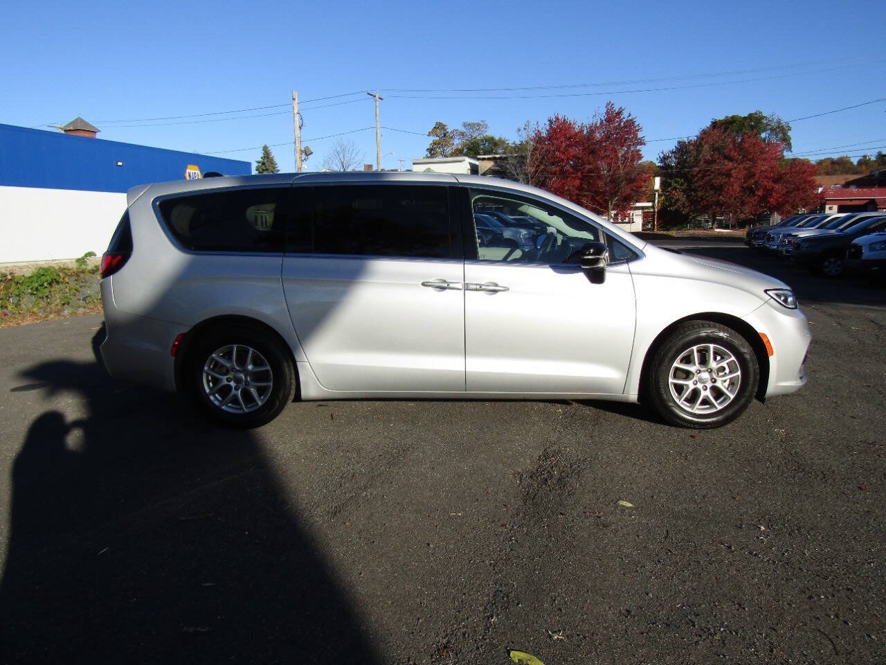 Used 2024 Chrysler Pacifica Touring-L FWD image 7