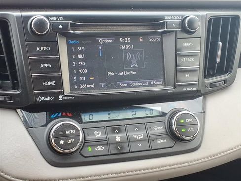 Used 2017 Toyota RAV4 XLE AWD/4WD image 23