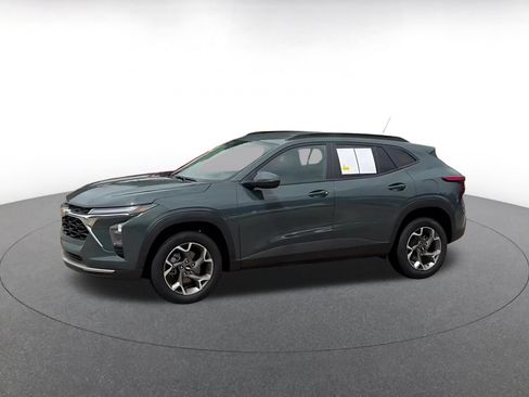 Used 2025 Chevrolet Trax LT FWD image 8