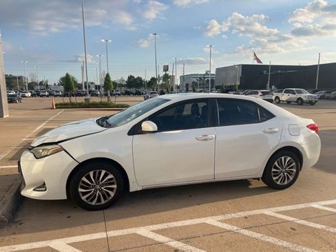 Used 2018 Toyota Corolla XLE FWD image 2