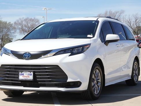 Used 2025 Toyota Sienna LE image 4