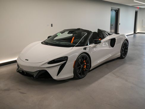 Used 2025 McLaren Artura Spider RWD image 2