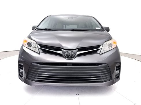Used 2018 Toyota Sienna XLE w/ XLE Navigation Package FWD image 2