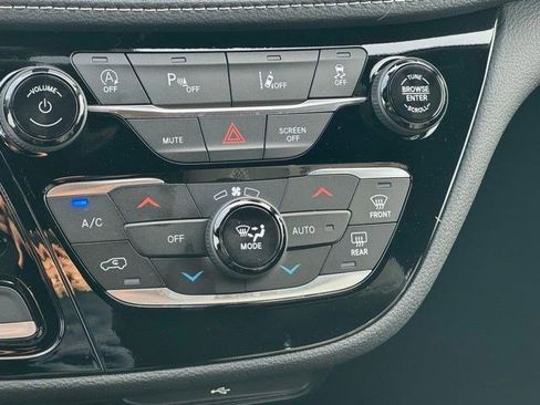 New 2026 Chrysler Pacifica Select image 22