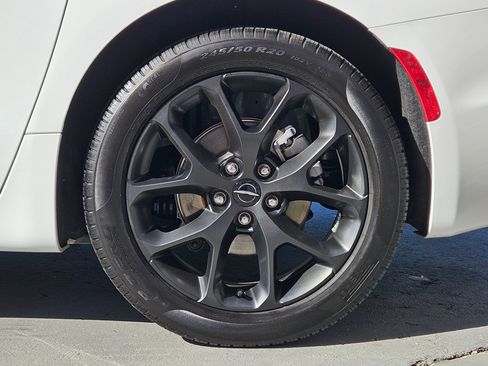 Used 2025 Chrysler Pacifica Limited image 28