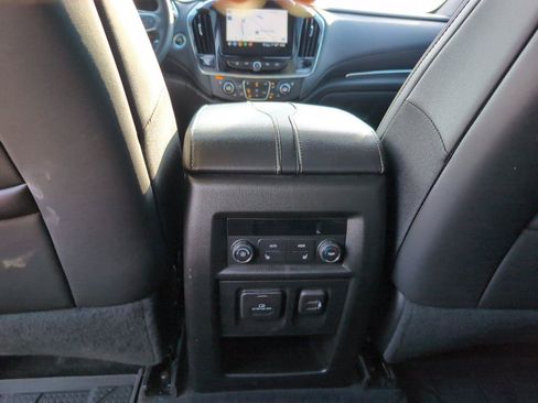 Used 2023 Chevrolet Traverse Premier FWD image 31
