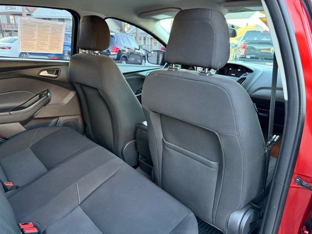 Used 2018 Ford Focus SE w/ Cold Weather Package FWD image 17