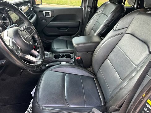 Used 2022 Jeep Wrangler Unlimited Sahara AWD/4WD image 9