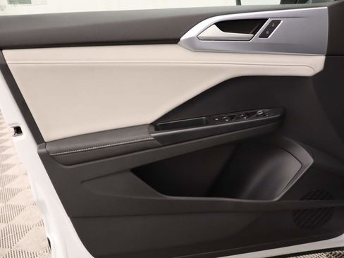 Used 2025 Volkswagen Taos SE w/ Panoramic Sunroof Package image 18